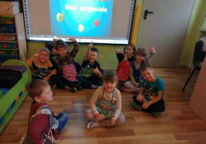Dzieci po obejrzeniu prezentacji multimedialnej.